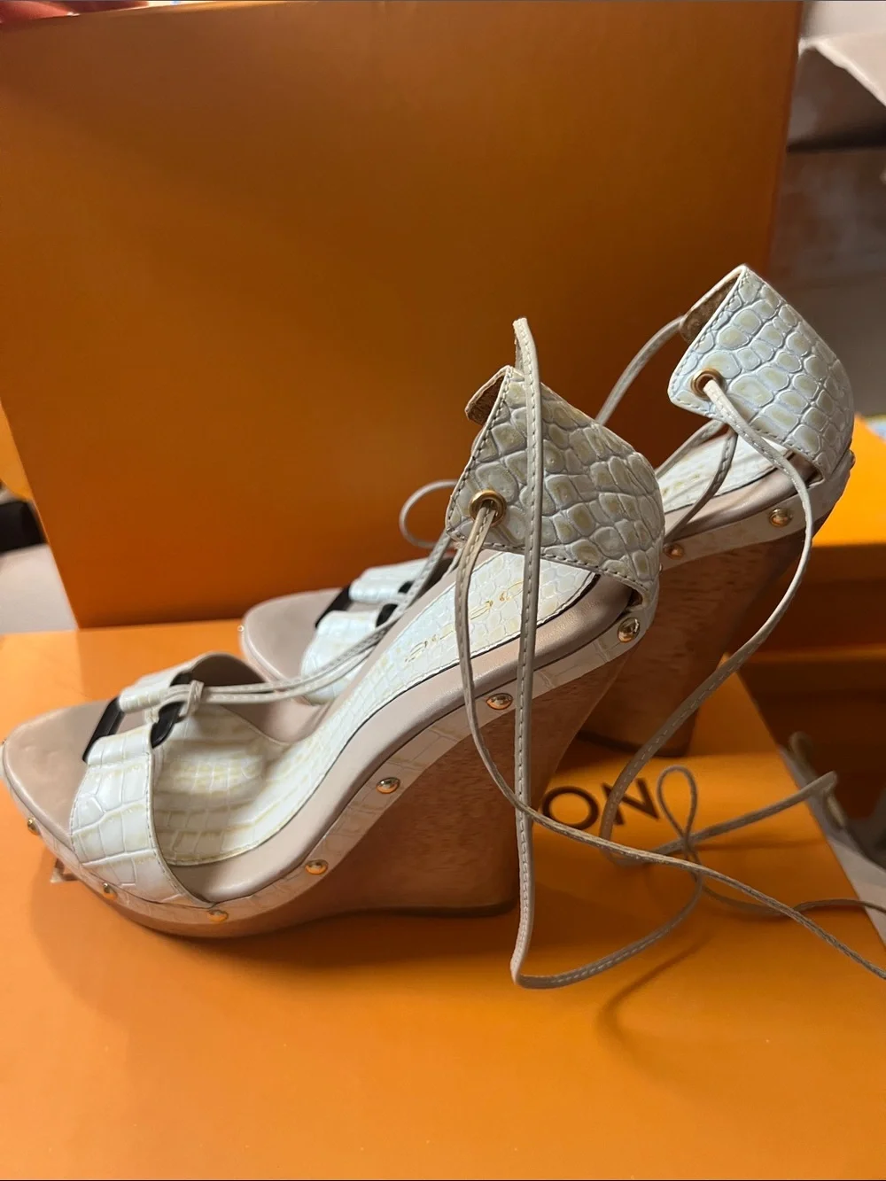 bebe elegant beige